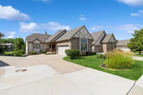 6208 Waterford Ct, Johnston, IA 50131