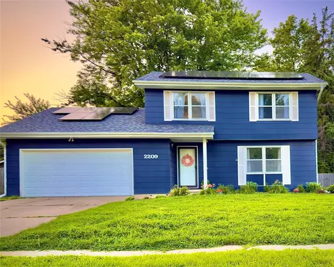 2209 4th St SW, Altoona, IA 50009