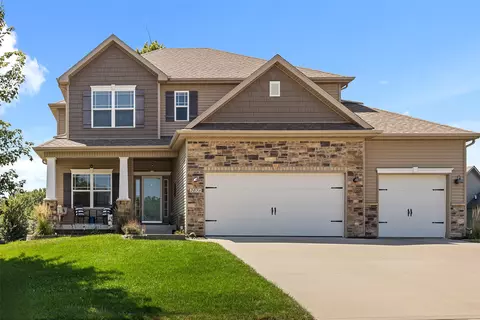2056 SE Fox Valley Dr, West Des Moines, IA 50265