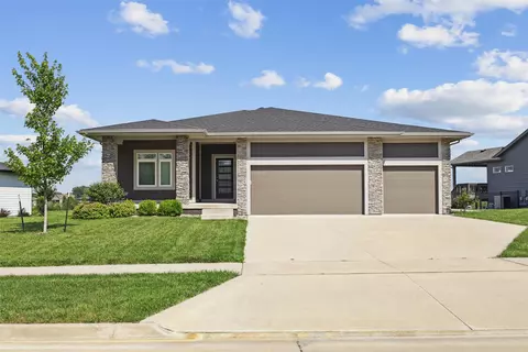 1824 Bentley Ct, Norwalk, IA 50211