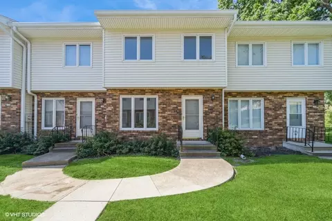 146 Holiday Cir #24, West Des Moines, IA 50265