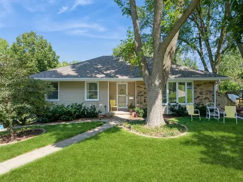 1233 24th St, West Des Moines, IA 50266