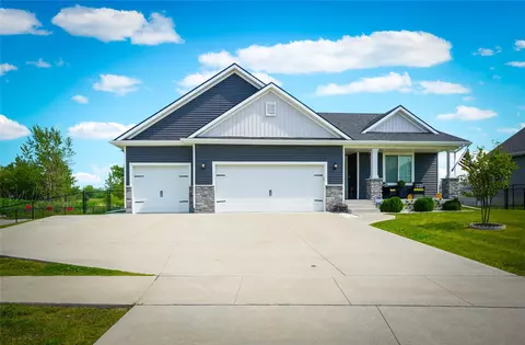5453 Rowling Dr, Ames, IA 50014