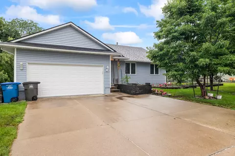 3006 Shadow Creek Ln, Des Moines, IA 50320
