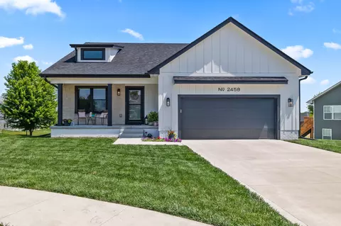 2458 E Highview Dr, Des Moines, IA 50320
