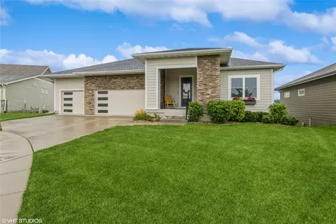 9416 Rushbrook Dr, Johnston, IA 50131