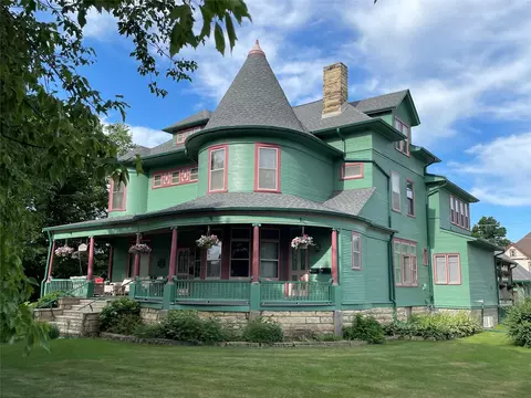 1133 Broad St, Grinnell, IA 50112