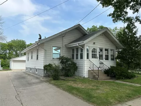 215 S Jackson Ave, Mason City, IA 50401