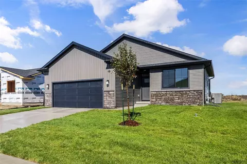 1435 Locust St, Waukee, IA 50263