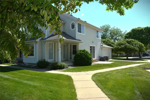 555 SE Laurel St #14, Waukee, IA 50263