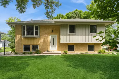 2424 Guenever Ct, Altoona, IA 50009