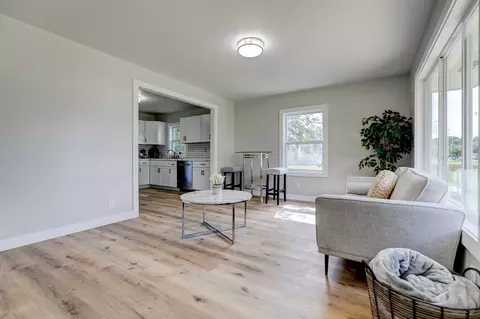 1437 E Pleasant View Dr, Des Moines, IA 50320