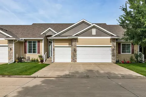 6054 Bradford Ln, Johnston, IA 50131