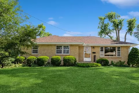 7210 Beechwood Dr, Urbandale, IA 50322