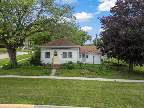 311 E 4th St, Riverside, IA 52327