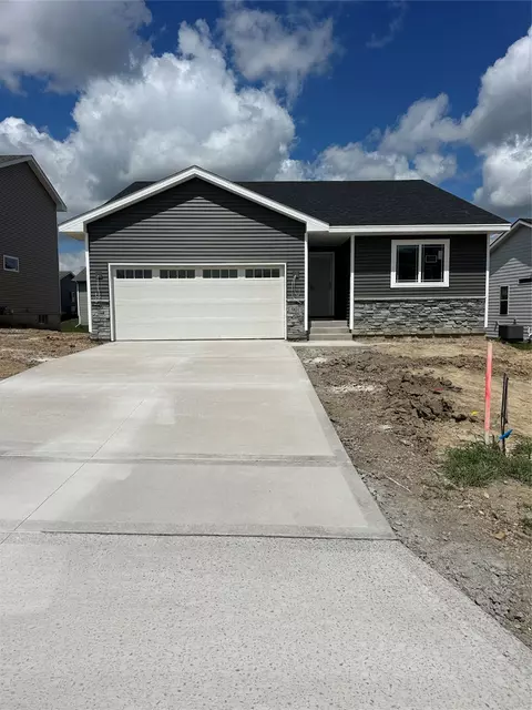 901 Knoll Dr, Norwalk, IA 50211