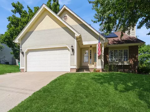 2404 Rocklyn Dr, Urbandale, IA 50322