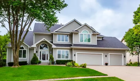 14092 Lake Pointe Dr, Clive, IA 50325
