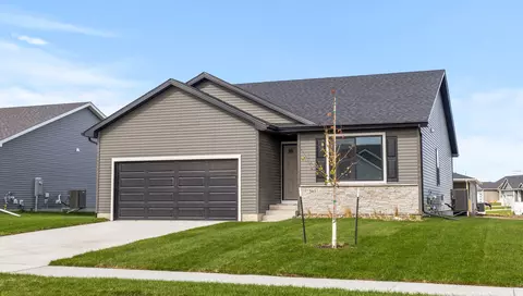 565 NW Compass Ave, Waukee, IA 50263