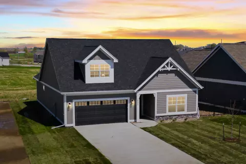 2906 Goldenrod Ct, Pella, IA 50219