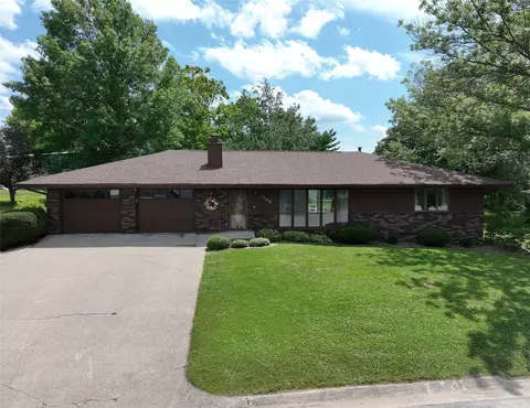 1108 Hillcrest Ct, Chariton, IA 50049