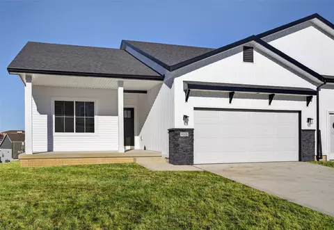 9105 Robinson Dr, West Des Moines, IA 50266