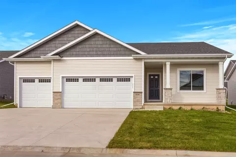 9391 Modena Ln, West Des Moines, IA 50266