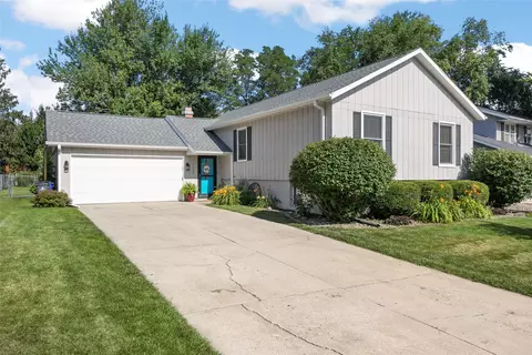 7005 Surrey Dr NE, Cedar Rapids, IA 52402