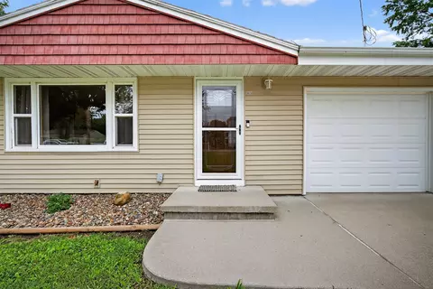 8026 Crestview Dr, Des Moines, IA 50320