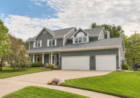 5526 Kensington Cir, Johnston, IA 50131