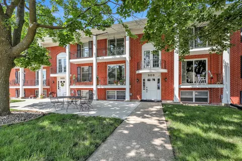 909 W 1st St #8, Pella, IA 50219