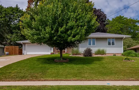 2726 Lakeland Dr, Urbandale, IA 50322