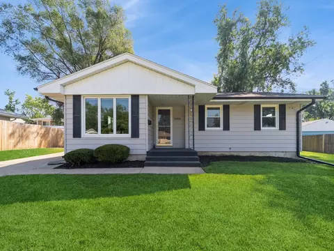3303 Ashwood Dr, Urbandale, IA 50322