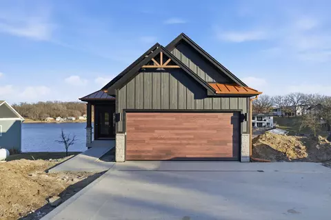 8111 Oak Ridge Dr, Dexter, IA 50070