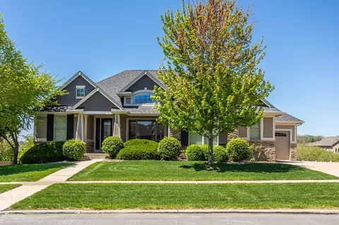 9257 Sugar Creek Dr, West Des Moines, IA 50266