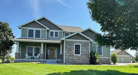 1821 Millstream Ct, Winterset, IA 50273