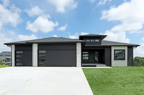 2909 Crest View Cir, Norwalk, IA 50211