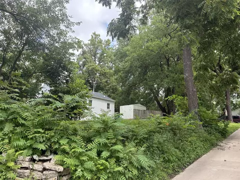 2305 Saylor Rd, Des Moines, IA 50313