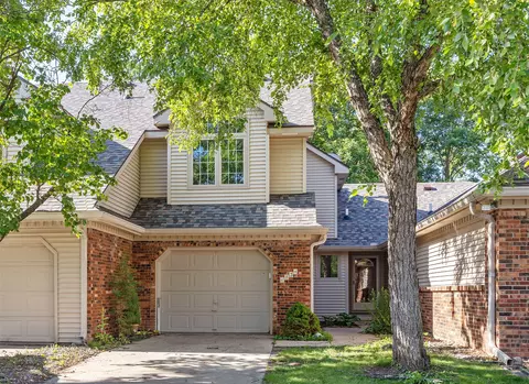 6834 Oakwood Dr, Urbandale, IA 50322