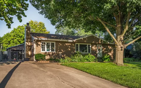 8041 Ridgeview Dr, Des Moines, IA 50320