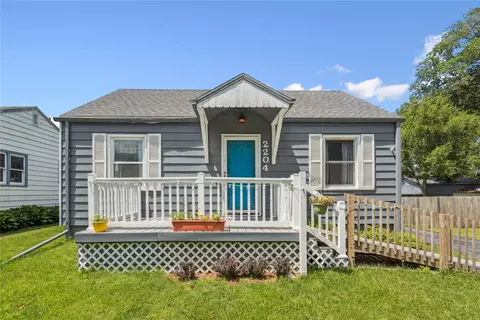 2204 E 40th St, Des Moines, IA 50317