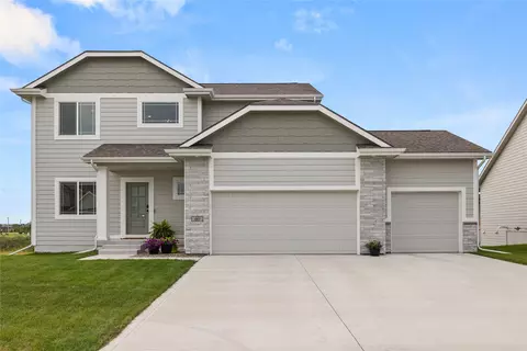 60 NW Valleyview Dr, Waukee, IA 50263