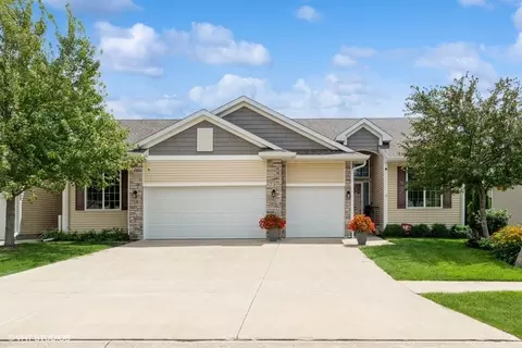 10218 Coventry Cir, Johnston, IA 50131