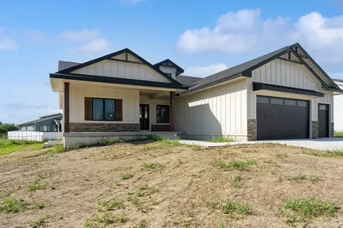 2209 Green Leaf Cir, Norwalk, IA 50211
