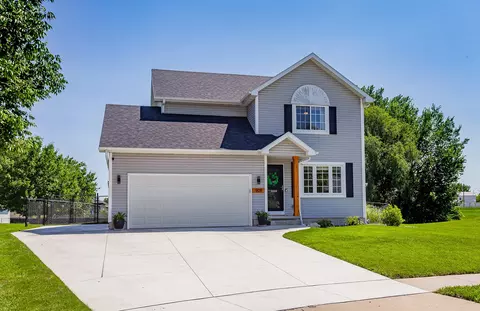 909 NE Parkside Ct, Grimes, IA 50111