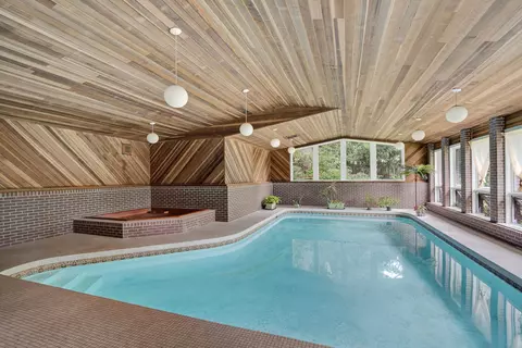 923 Cummins Pkwy, Des Moines, IA 50312