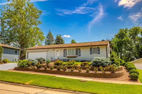 137 Greenfield Pkwy, Des Moines, IA 50320