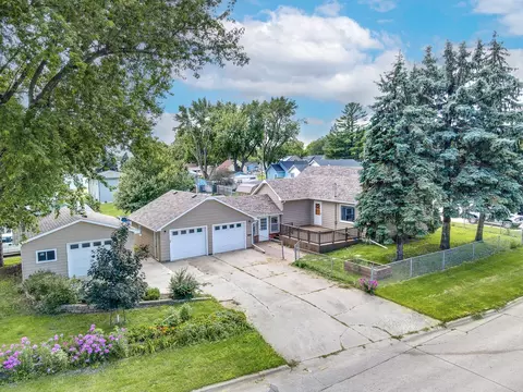 1119 S 5th Ave E, Newton, IA 50208