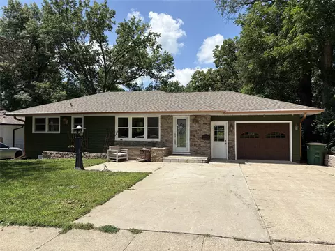 111 N G St, Indianola, IA 50125