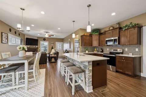 9856 Regatta Ln, Johnston, IA 50131